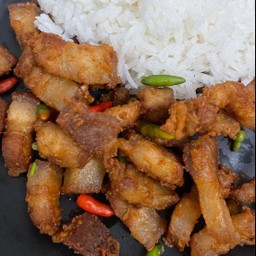 ข้าวหมูสามชั้นทอดน้ำปลากระเทียมพริกสด