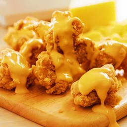 ชิคเก้น บอล ราดชีสซี่ดีป Chickens Ball with Cheesy dip ( 7-8 ชิ้น)
