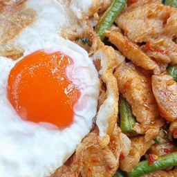 ข้าวผัดพริกแกงถั่วหมู