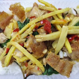 พริกแกงหมูกรอบหน่อไม้เหลือง