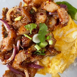 ข้าวไข่ข้นยำแซ่บหมูทอด