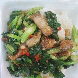 คะน้าหมูกรอบราดข้าว