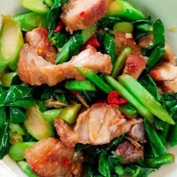 ผัดคะน้าหมูกรอบ