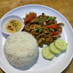 ข้าวผัดพริกแกงหมู