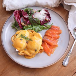 SPICY EGG BENEDICT SMOKED SALMON