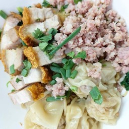 บะหมี่เกี๊ยวหมูกรอบ หมูสับ