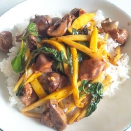 ข้าว+กระเพราเครื่องในไก่หน่อไม้.