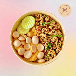 ข้าวกะเพราหมูสับ + ไข่ข้นไส้กรอก