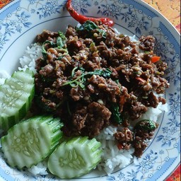กระเพราเนื้อราดข้าว