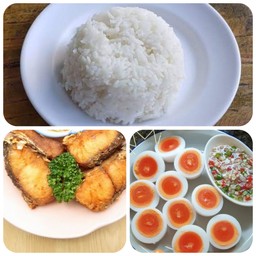 ข้าวปลากระพงทอด+ไข่ดาว+พริกน้ำปลา