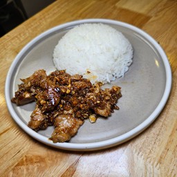 ข้าวกระเทียมหมู