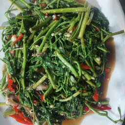 ผัดผักกระเฉด ไฟแดง