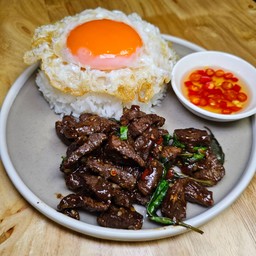 ข้าวกะเพราเนื้อสเต็กไหล่แดง