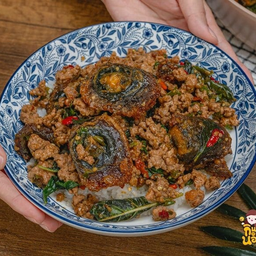 ไข่เยี่ยวม้าหมูสับกะเพรากรอบ(กับข้าว)