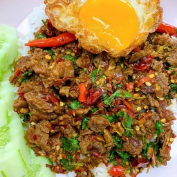 ผัดกระเพราเนื้อชิ้นราดข้าว