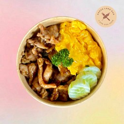 ข้าวหมูนุ่มผัดกระเทียมพริกไทย + ไข่ข้น