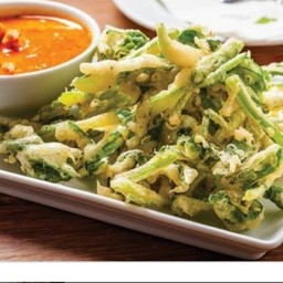 ยำผักบุ้งกรอบ