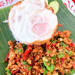 ผัดกระเพรา หมูสับ ราดข้าว