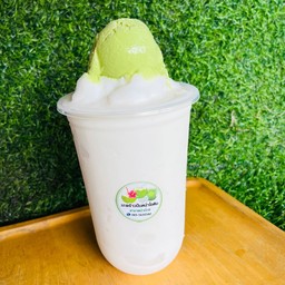 น้ำมะพร้าวปั่นหน้าไอติมชาเขียวแก้วใหญ่