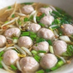 ลูกชิ้นหมูลอยน้ำ