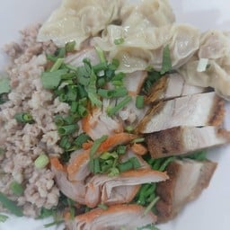 บะหมี่เกี๊ยวสามหมู