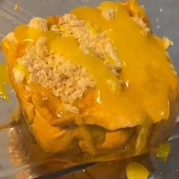 ขนมปังไส้ทะลัก หมูหยองน้ำสลัดโบราณ