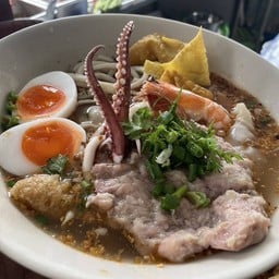 ก๋วยเตี๋ยวต้มยำหมูเด้งทะเลไข่ต้มยางมะตูม