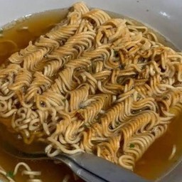 มาม่า  ต้ม ใส่ น้ำชุป ดำ  เปล่าๆ