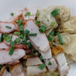 บะหมี่เกี๋ยวหมูแดงหมูกรอบ