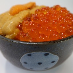 ข้าวหน้าเม่นทะเลกับไข่ปลาแซลมอน