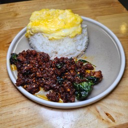 ข้าวผัดพริกแกงเนื้อ