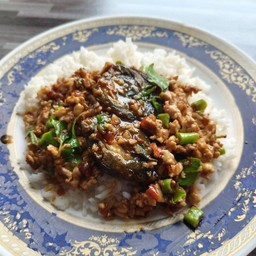 กระเพราไก่ไข่เยี่ยวม้า