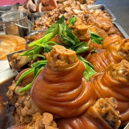 ขาหมูพะโล้แบบกับ