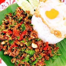 ผัดกระเพรา เนื้อสับ ราดข้าว