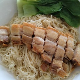 บะหมี่แห้ง หมูกรอบ