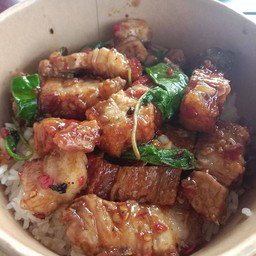 กะเพราหมูกรอบ