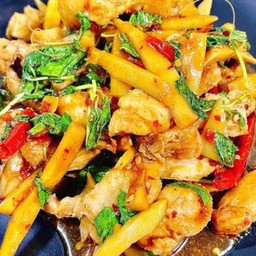 กระเพราหน่อไม้ราดข้าว