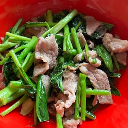 ผัดคะน้าราดข้าว