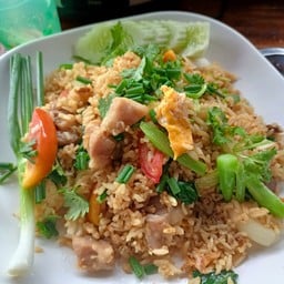 ข้าวหมูทอดกระเทียมพริกสดแม่ญา อาหารตามสั่งByเพชร
