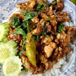 กระเพราไก่ราดข้าว