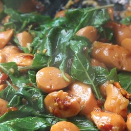 ข้าวราดกะเพราไส้กรอกไก่หนังกรอบ