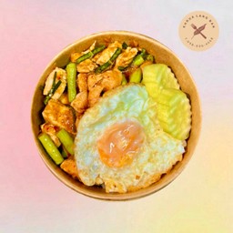 ผัดพริกแกงไก่ + ไข่ดาว