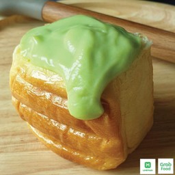 ปังไส้ทะลัก สังขยาใบเตย (1ชิ้น)