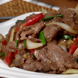 เนื้อผัดน้ำมันหอยราดข้าว