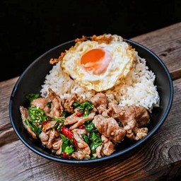 ข้าวกะเพราหมูชิ้น