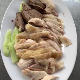 ไก่ต้มสับใส่เครื่องในกลาง