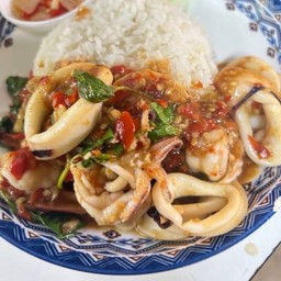 ข้าวราดกระเพราหมึก