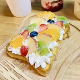 ปังปิ้งวิปครีมสดผลไม้รวม(ผลไม้ตามฤดูกาล)