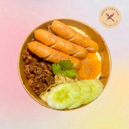 หมูสับกระเทียมพริกไทย + ไส้กรอก + ไข่ดาว