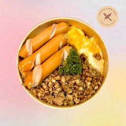 หมูสับผัดกระเทียมพริกไทย + ไข่ขยี้ + ไส้กรอก